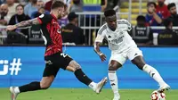 Bek Real Mallorca asal Argentina #23, Pablo Maffeo, berebut bola dengan penyerang Real Madrid asal Brasil #7, Vinicius Junior, selama pertandingan semifinal Piala Super Spanyol antara Real Madrid dan Mallorca di King Abdullah Sport City di Jeddah, Jumat dini hari WIB (10-1-2025). (FADEL SENNA/AFP)