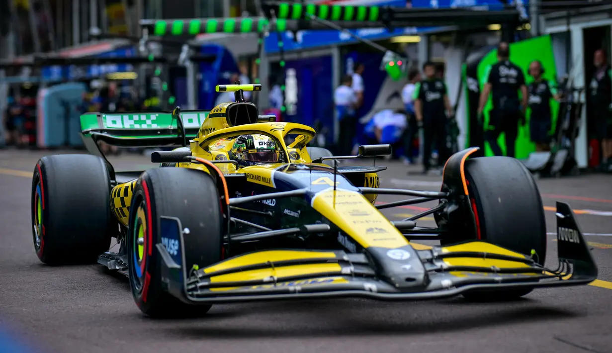 McLaren mengusung livery spesial pada ajang Formula 1 GP Monaco 2024. Mereka mengecat mobil mereka dengan perpaduan kuning, hijau, dan biru untuk mengenang tiga dekade meninggalnya Ayrton Senna. (AFP/Andrej Isakovic)