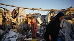 Warga Palestina yang mengungsi memeriksa kerusakan akibat serangan tentara Israel di kamp tenda mereka di Deir al-Balah, Jalur Gaza, Rabu 29 Oktober 2025. Serangan tersebut menyebabkan beberapa warga Palestina tewas, termasuk rusaknya sejumlah tenda pengungsian. (AP Photo/Abdel Kareem Hana)