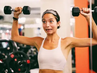 Putri Marino baru saja unggah foto terbaru di Instagram. Foto terbarunya yakni memperlihatkan Putri sedang berolahraga angkat beban di gym. Mimik wajah Putri yang curi perhatian ini mengundang gelak tawa para penggemarnya. (Liputan6.com/IG/@putrimarino)