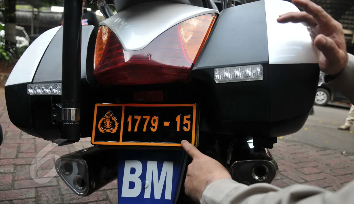 Petugas memperlihatkan pelat dinas polisi di motor gede milik Rocky Herdarmel saat gelar barang bukti di Mapolda Metro Jaya, Selasa (2/6). Rocky diringkus polisi saat menerobos busway di Jalan Panjang, Kebonjeruk, Jakarta Barat. (Liputan6.com/Johan Tallo)