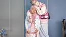 <p>Kompak serba pink dengan si anak sulung Starla, Inara memadukan jaket baseball dengan rok denim dan masker bermotif. [Foto: IG/mommy_starla].</p>