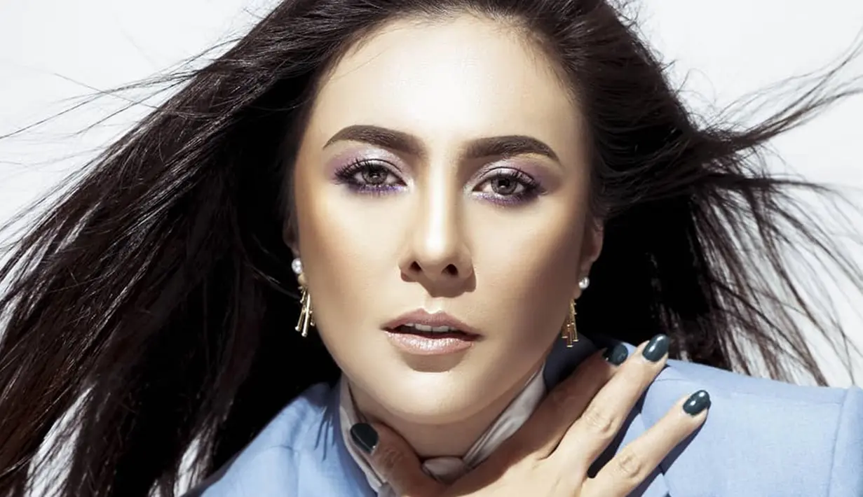 Wanita yang sudah memiliki tiga anak ini bahkan tampak awet muda. Meski tak menggunakan mekaup yang mencolok, Namun riasan mata Wulan Guritno begitu memesona dengan sedikit shimmer.(Liputan6.com/IG/@wulanguritno)