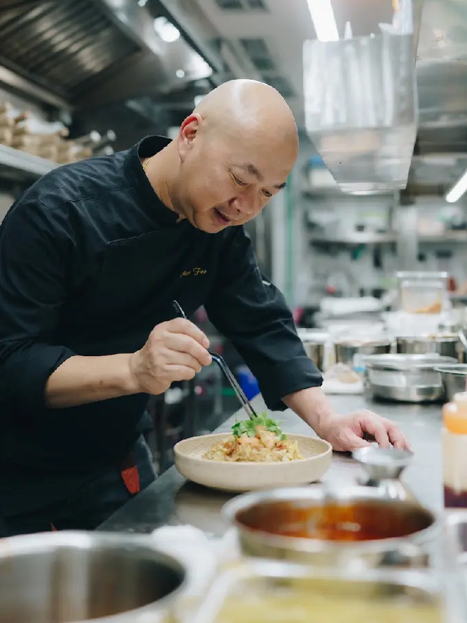 Chef Crystal Jade yang kembali buka di Jakarta saat membuat makan otentik Hong Kong. Dok. Crystal Jade