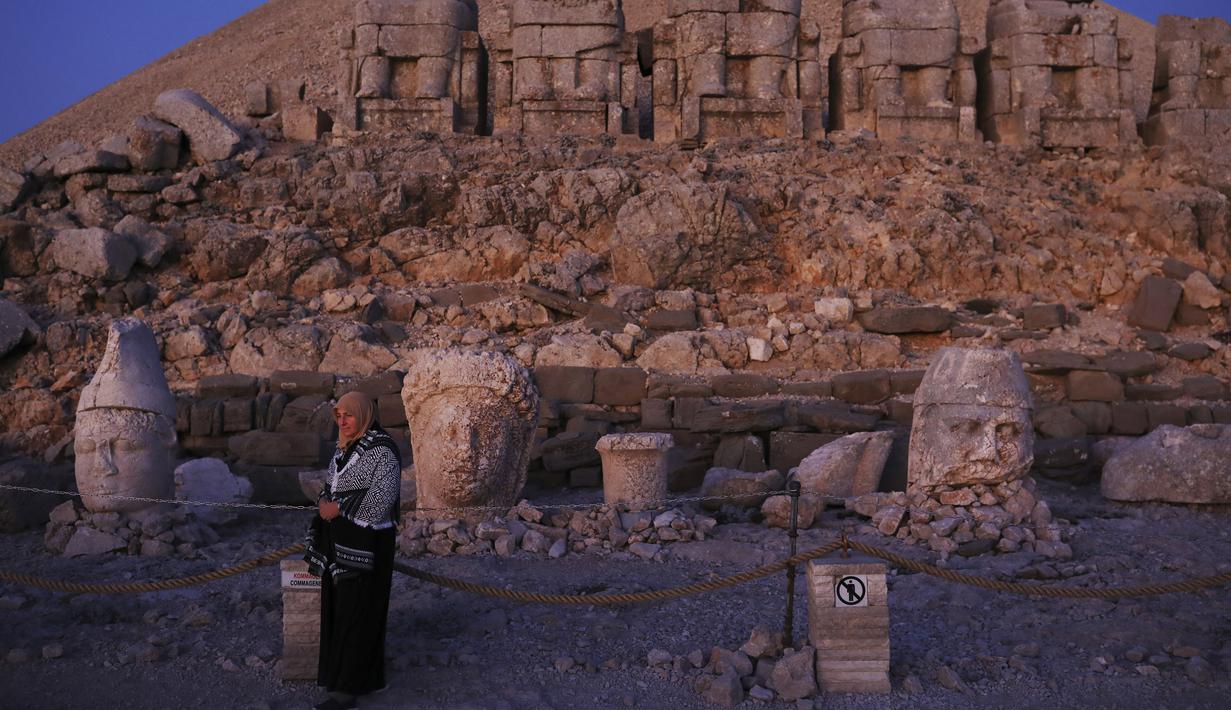 Foto Mencari Kepala Yang Tergeletak Di Puncak Gunung Nemrut Lifestyle Liputan6 Com