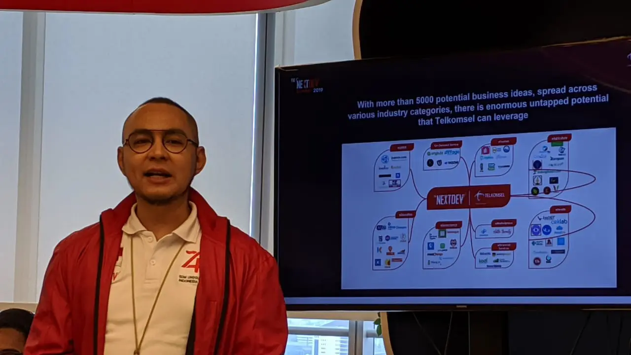 Manager CSR Education and Public Community Development Department Telkomsel Steve Saerang