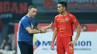 Pelatih Persija Jakarta, Thomas Doll memberikan arahan kepada Rizky Ridho saat melawan Bhayangkara Presisi pada laga pekan ketiga BRI Liga 1 2023/2024 di Stadion Patriot Candrabhaga, Bekasi, Minggu (16/7/2023). Persija menang dengan skor 4-1. (Bola.com/M Iqbal Ichsan)