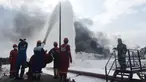 Tim HSSE & Fire Fighter Pertamina berupaya memadamkan api pada kebakaran tangki minyak Pertamina RU VI Balongan, Indramayu, Rabu (31/3/2021). Memasuki hari ketiga pascakebakaran, tim Emergency Pertamina berhasil memadamkan tiga tangki dari total empat tangki yang terbakar. (Dok. Humas Pertamina)