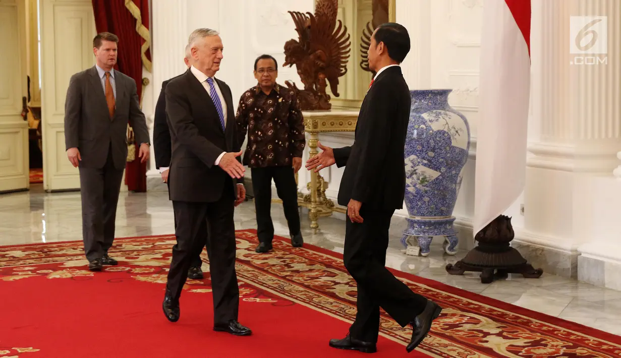 Presiden Jokowi menyambut Menhan Amerika Serikat (AS) James Mattis di Istana Merdeka, Jakarta, Selasa (23/1). Kunjungan ini untuk membahas hubungan bilateral dan keamanan antara Indonesia dan AS. (Liputan6.com/Angga Yuniar)