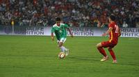 Pemain Timnas Indonesia U-23 Ilham Rio Fahmi (kiri) menggiring bola mencoba melewati pemain Timnas Vietnam U-23 Anh Bui Hoang Viet pada pertandingan Grup A SEA Games 2021 di Viet Tri Stadium, Hanoi, Vietnam, Jumat (6/5/2022). Timnas Indonesia U-23 kalah 0-3. (Liputan6.com/Dok. PSSI)