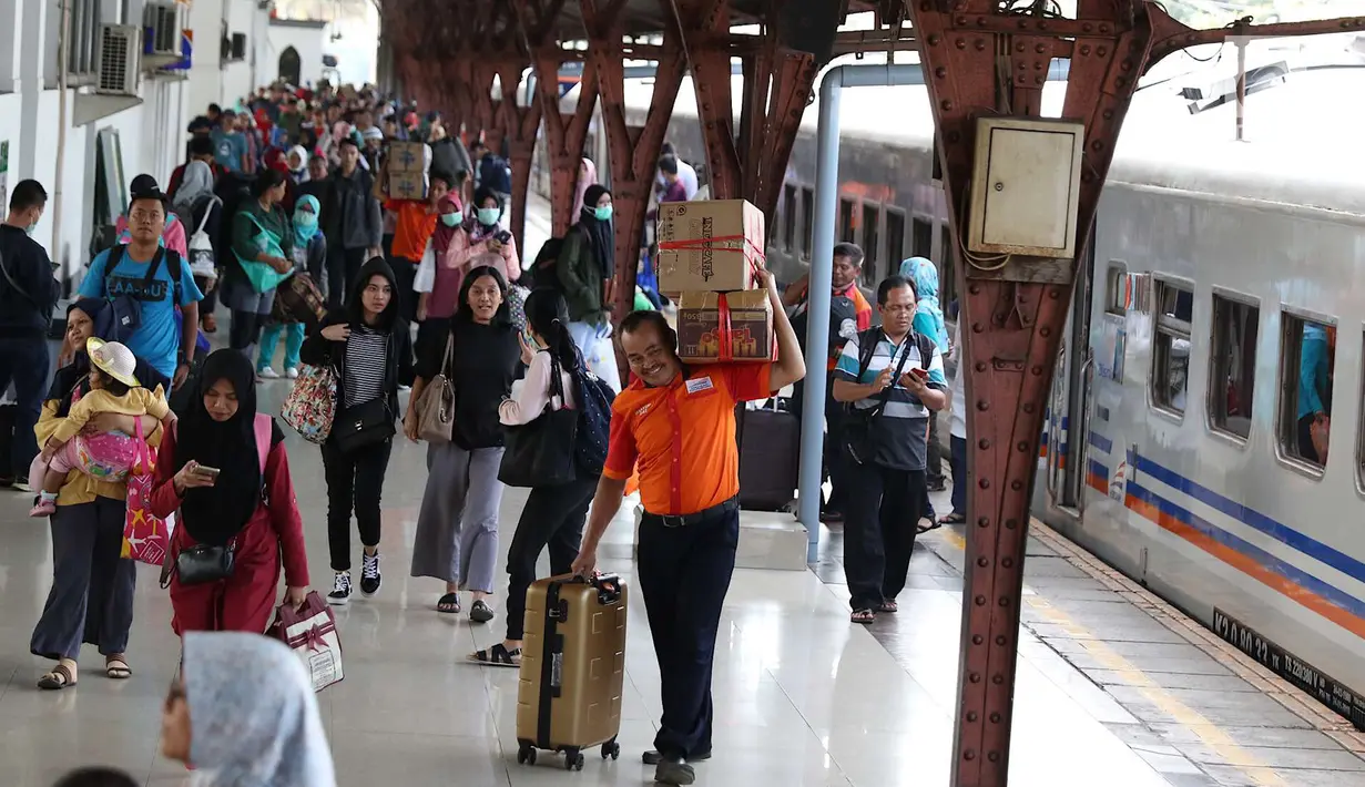 Penumpang kereta api Senja Utama tiba di Stasiun Pasar Senen, Jakarta Pusat, Sabtu (23/6). Pihak KAI memperkirakan arus balik Idul Fitri 1439 Hijriyah masih akan berlangsung hingga tanggal 26 Juni mendatang. (Liputan6.com/Immanuel Antonius)