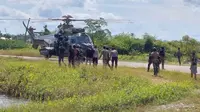 Pasukan khusus TNI Polri mengevakuasi 15 pekerja bangunan puskesmas di Paro, Kabupaten Nduga, Provinsi Papua Pegunungan.  (Liputan6.com/Pendam Cenderawasih/Katharina Janur)