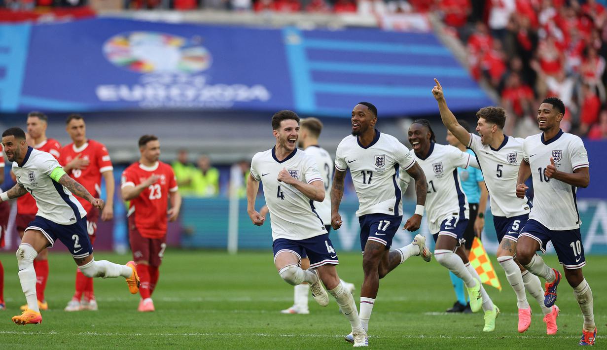 Pemain timnas Inggris merayakan kemenangan di akhir adu penalti saat pertandingan perempat final UEFA Euro 2024 melawan Swiss di Duesseldorf Arena pada 6 Juli 2024. (Adrian DENNIS/AFP)