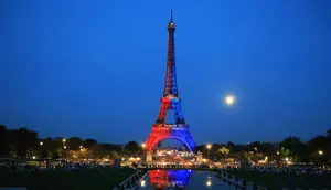 Menara Eiffel Tetap Kokoh Meski Disambar Petir, Ini Penjelasan Ahli