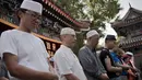 Umat muslim Cina melaksanakan salat Idul Fitri di masjid Niujie, Beijing, 26 Juni 2017. Masjid Niujie merupakan Masjid bersejarah di Kota Beijing dan mnjadi tempat ibadah masyarakat muslim. (AFP PHOTO / Nicolas ASFOURI)