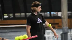 Petenis asal Yunani, Stefanos Tsitsipas bersiap melakukan servis saat sesi latihan menjelang final putra kejuaraan tenis Australia Open 2023 di Melbourne, Australia, Sabtu, 28 Januari 2023. Tsitsipas akan melawan Novak Djokovic dari Serbia di final Minggu 29 Januari. (AP Photo/Dita Alangkara)