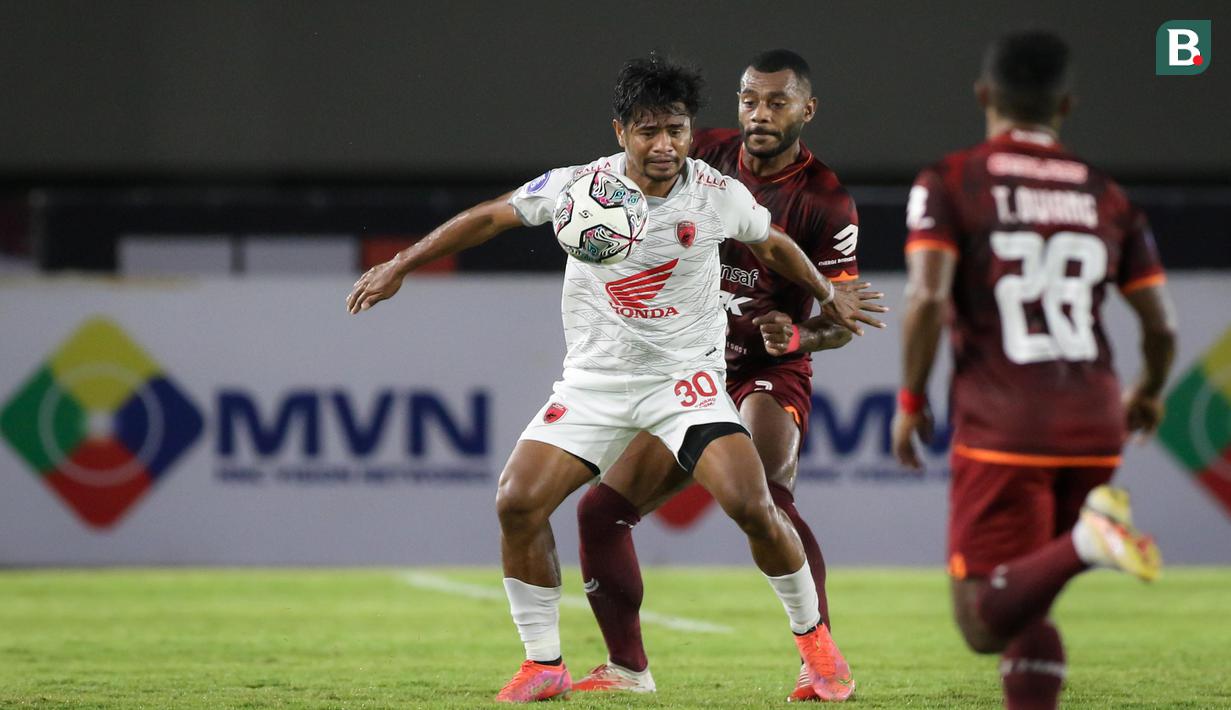 Sepuluh menit pertama kedua tim bermain dengan hari-hati. Belum terjadi peluang yang membahayakan dari kedua kubu. (Bola.com/Bagaskara Lazuardi)