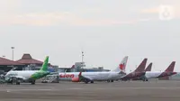 Sejumlah pesawat maskapai penerbangan terparkir di Bandara Soekarno Hatta, Tangerang, Senin (6/7/2020). PT Angkasa Pura II (Persero) akan mengkordinasikan permintaan maskapai untuk slot penerbangan, rute penerbangan dan frekuensi penerbangan di dalam satu rute. (Liputan6.com/Angga Yuniar)