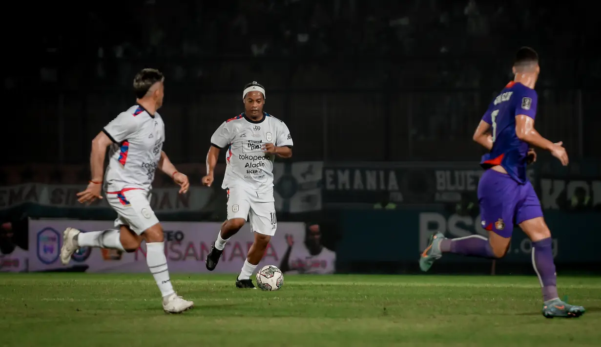 Menariknya, baik Ronaldinho dan juga Cristian Gonzales sama-sama mengenakan nomor punggung 10 yang menjadi nomor khas kedua pemain. (Bola.com/Iwan Setiawan)
