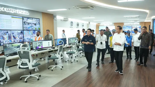 Menteri BUMN Erick Thohir turut mendampingi Presiden Joko Widodo (Jokowi) dalam meresmikan Makassar New Port (MNP). (Foto: Humas Kementerian BUMN)