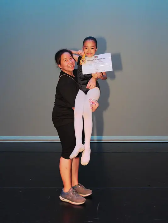 "So proud, walau banyak drama nangis2 dulu secara pertama x nya tidak tinggal bareng sama cici dan nia pun di hari ke-2 nangis karena kelas pisah sama cici," tulis sarwendah29 dalam unggahan 22 Desember. [Instagram/sarwendah29]