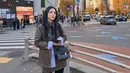 Hesti Purwadinata selalu punya cara untuk mencuri perhatian dengan gaya liburannya yang unik dan modis. Hesti memilih leather blazer coklat sebagai statement piece dalam penampilannya. Blazer ini memberikan kesan tegas dan modern, yang dipadukan dengan mini skirt coklat senada untuk sentuhan feminin yang chic. [@hestipurwadinata].