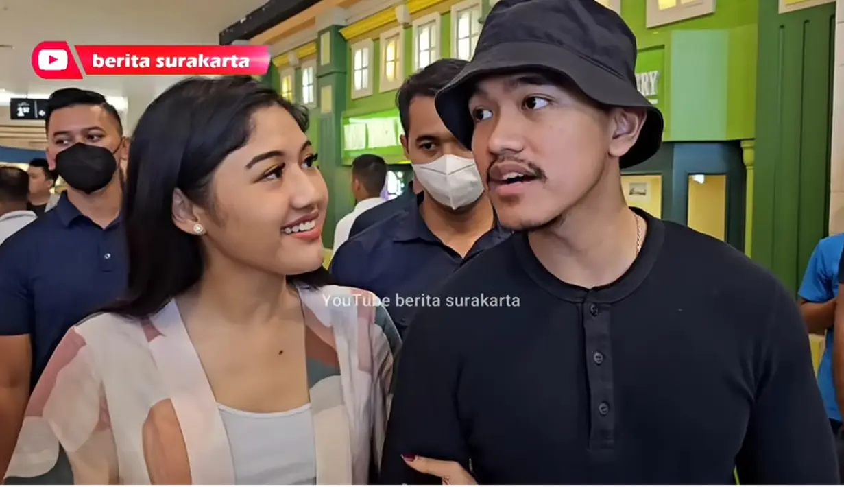 Kaesang juga menjawab beberapa pertanyaan media terkait kesiapannya untuk maju ke kencah politik. Belakangan ini, nama Kaesang kerap disebut maju sebagai calon walikota. Meski demikian, ia mengaku belum ada pandangan terkait partai politik yang dipilihnya.  [Youtube/berita surakarta]