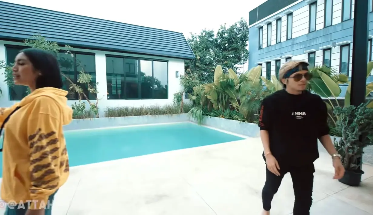 Rumah tersebut terbilang mewah dengan tanah luas yang dilengkapi kolam renang. (YouTube AHHA)