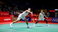 Ganda putra Indonesia, Fajar Alfian/Muhammad Rian Ardianto, bertanding melawan ganda Denmark, Daniel Lundgaard/Mads Vestergaard, pada 32 besar Indonesia Masters 2025, di Istora Senayan, Jakarta, Selasa (21/1/2025). (Bola.com/Bagaskara Lazuardi)