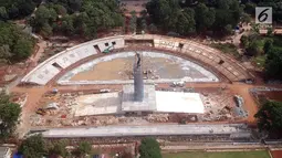 Pemandangan dari udara pengerjaan proyek revitalisasi Lapangan Banteng di Jakarta, Jumat (5/1). Proyek Revitalisasi Lapangan Banteng ini rencananya akan rampung pada Maret 2018. (Liputan6.com/Arya Manggala)