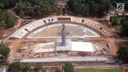 Pemandangan dari udara pengerjaan proyek revitalisasi Lapangan Banteng di Jakarta, Jumat (5/1). Proyek Revitalisasi Lapangan Banteng ini rencananya akan rampung pada Maret 2018. (Liputan6.com/Arya Manggala)