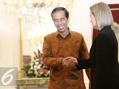 Presiden Joko Widodo (Jokowi) menerima Wakil Presiden Uni Eropa Federica Mogherini beserta delegasi di Istana Negara, Jakarta, Jumat (8/5/2016). Indonesia mengupayakan diberikannya kerja sama pasar bebas dengan Uni Eropa. (Liputan6.com/Faizal Fanani)