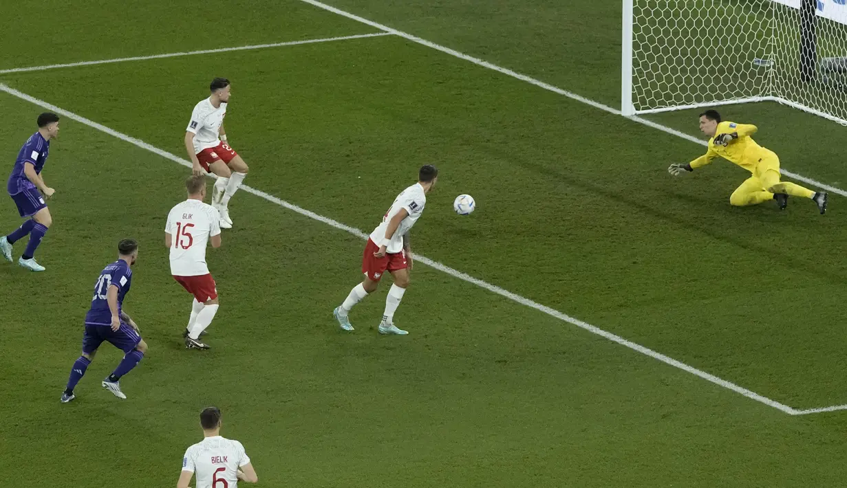 Pemain Argentina Alexis Mac Allister (kedua kiri) menembak untuk mencetak gol pembuka timnya selama pertandingan sepak bola grup C Piala Dunia 2022 di Stadion 974, Doha, Qatar, Rabu (30/11/2022). Namun strategi tersebut tidak berhasil, karena ternyata yang berhasil membobol gawang Polandia yakni dua pemain muda Alexis Mac Allister dan Julian Alvarez. (AP Photo/Hassan Ammar)