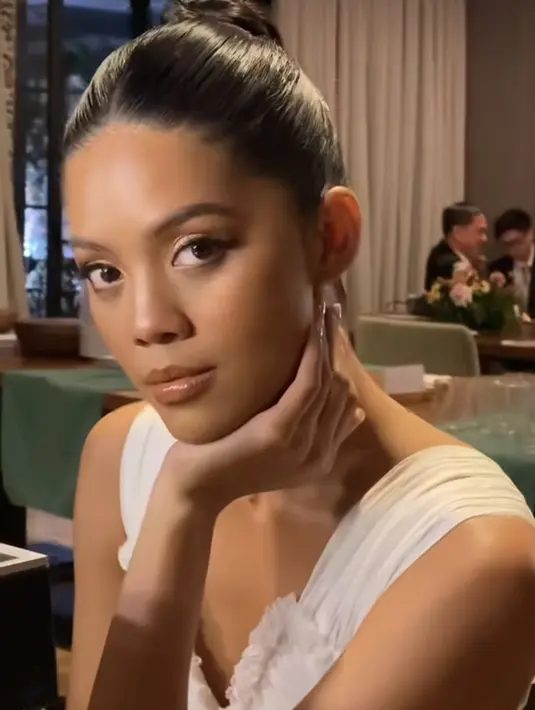 Perempuan yang berprofesi sebagai model ini memercayakan Bubah Alfian memulas wajahnya di hari pernikahannya. Michelle tampil dengan lipstik dan riasan mata bernuasan nude yang membuat wajahnya begitu cantik pas dengan tone kulitnya. @picaleva