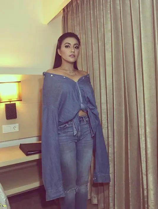 Di kesehariannya, Denada pun juga sering tampil kasual meski tak lepas dari gayanya yang nyentrik. Seperti ini contohnya, ia memakai oversized kemeja yang dipakainya dengan gaya yang unik. (Instagram/denadaIndonesia)