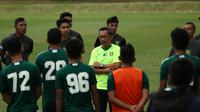 Pelatih Persebaya Surabaya, Aji Santoso, memberikan instruksi kepada pemainnya saat latihan di Lapangan Yogyakarta Independent School, Yogyakarta, Rabu (23/1). Latihan ini merupakan persiapan jelang Liga 1 2020. (Bola.com/Aditya Wany)