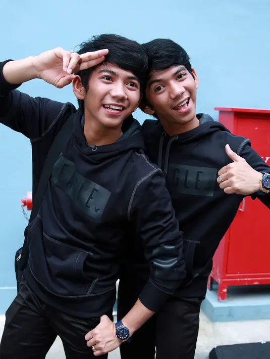 Ditemui di kawasan Tendean, Jakarta Selatan, Selasa (12/1/2016), duo yang sukses di Dangdut Academy Indosiar ini tampil kompak mengenakan jaket berwarna hitam. Rizki dan Ridho pun menjadi sulit dibedakan. (Deki Prayoga/Bintang.com)