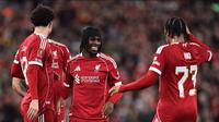 Menit ke-36, aksi Jeremie Frimpong berhasil menggandakan keunggulan Liverpool. Tampak dalam foto, bek Liverpool asal Belanda, Jeremie Frimpong (tengah) merayakan gol kedua timnya saat pertandingan putaran ketiga Piala FA Inggris melawan Barnsley di Stadion Anfield, pada Senin 12 Januari 2026 waktu setempat atau Selasa (13/1/2026) dini hari WIB. (PETER POWELL/AFP)