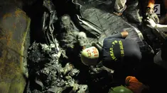 Petugas menemukan dua jasad yang sudah hangus terbakar di dalam puing minibus yang ringsek usai  kecelakaan kereta api di perlintasan Kramat, Senen, Jakarta, Selasa (13/6). (Liputan6.com/Helmi Afandi)