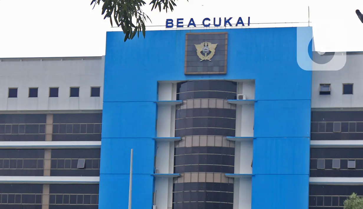 <p>Banjir merendam halaman Kantor Direktorat Jenderal Bea dan Cukai di Jakarta, Selasa (25/2/2020). Hujan yang mengguyur Jakarta sejak dini hari tadi membuat halaman Kantor Direktorat Jenderal Bea dan Cukai terendam banjir. (Liputan6.com/Herman Zakharia)</p>