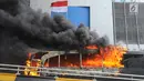 Asap terlihat dari api yang membakar bus polisi di dekat Flyover Slipi, Palmerah, Jakarta Barat, Rabu (22/5/2019). Belum diketahui penyebab terbakarnya dua bus yang terparkir bersama bus polisi lainnya dilokasi tersebut. (merdeka.com/Arie Basuki)