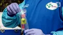 Petugas kesehatan menunjukkan tes usap (swab test) antigen dan PCR gratis di Terowongan Kendal, Menteng, Jakarta, Kamis (2/9/2021). Program yang dinamakan Seruling (swab seru keliling) dari Puskesmas Kecamatan Menteng tersebut dilaksanakan setiap Selasa, Kamis, dan Jumat. (Liputan6.com/Johan Tallo)