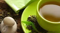 Ingin menikmati khasiat secangkir teh hangat dengan maksimal bagi kesehatan tubuh? Intip cara unik berikut ini. (Foto: Istockphoto)