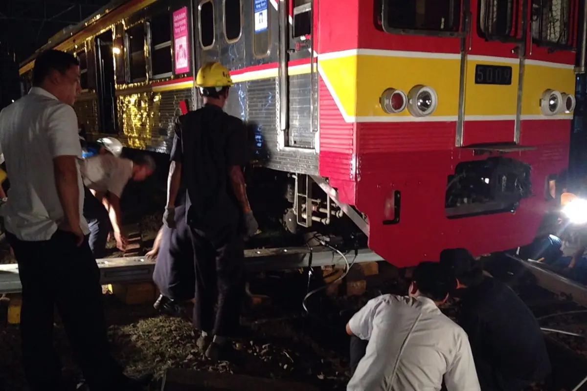 Dari Stasiun Penuh Hingga Pulang Malam, Ini Akibat Kereta Anjlok