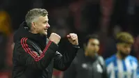 Selebrasi manajer sementara Manchester United (MU) Ole Gunnar Solskjaer saat timnya menekuk Huddersfield dalam Premier League di Old Trafford, Manchester, Rabu (26/12). Solskjaer memuji penampilan David De Gea dalam kemenangan timnya. (Oli SCARFF/AFP)