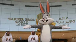 Karakter Bugs Bunny selama konferensi pers yang diselenggarakan taman hiburan Dunia Warner Bros di Abu Dhabi, Uni Emirat Arab, 18 April 2018. Abu Dhabi membuka taman hiburan Warner Bros untuk mendorong jumlah wisatawan. (AP/Kamran Jebreili)