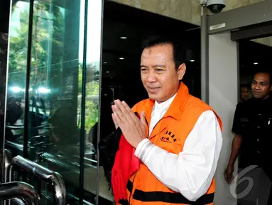 Bupati Karawang Ade Swara seusai menjalani pemeriksaan di gedung KPK, Jakarta, Jumat (12/9/2014) (Liputan6.com/Andrian M Tunay)