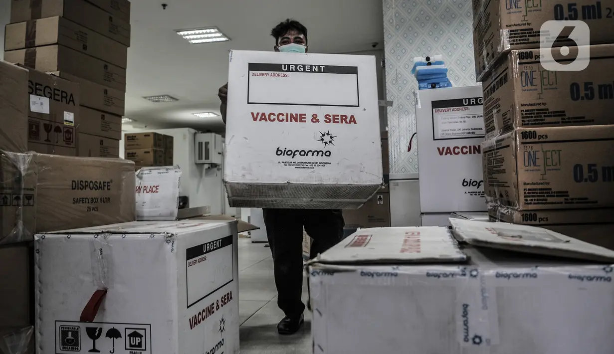 Aktivitas bongkar muat dus berisi vaksin COVID-19 produksi Sinovac saat pendistribusian ke puskesmas di Gedung Dinas Kesehatan DKI Jakarta, Rabu (13/1/2021). Dinas Kesehatan DKI Jakarta mulai mendistribusikan vaksin COVID-19 ke seluruh puskesmas di Ibu Kota. (merdeka.com/Iqbal S. Nugroho)