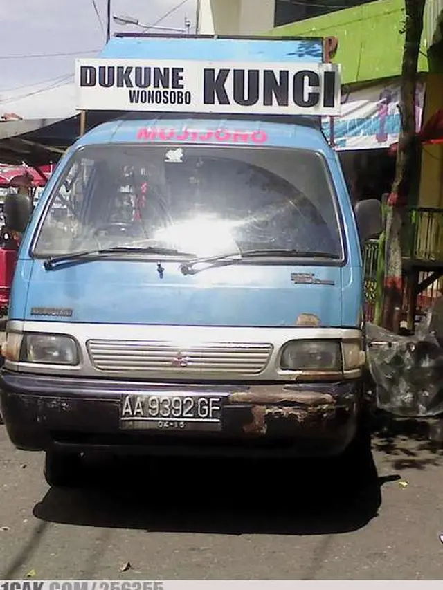 6 Tulisan Nyeleneh di Gerobak Tukang Kunci Ini Bikin Geleng Kepala