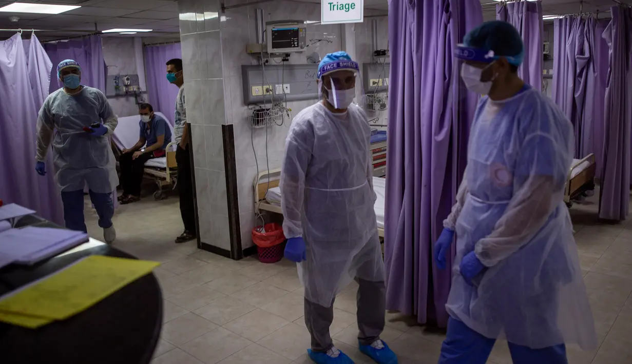 Dokter Palestina merawat pasien di ruang gawat darurat Rumah Sakit al-Quds, di Kota Gaza, 7 September 2020. Lusinan petugas kesehatan garis depan telah terinfeksi COVID-19, memberikan pukulan baru ke rumah sakit yang kelebihan beban. (AP Photo/Khalil Hamra)
